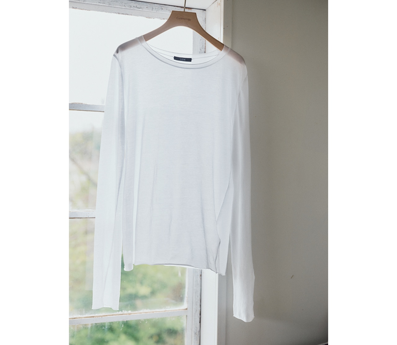 薄手で透け感がある白カットソーは、シャツはもちろん、ニットやスウェットのインにも相性抜群です。