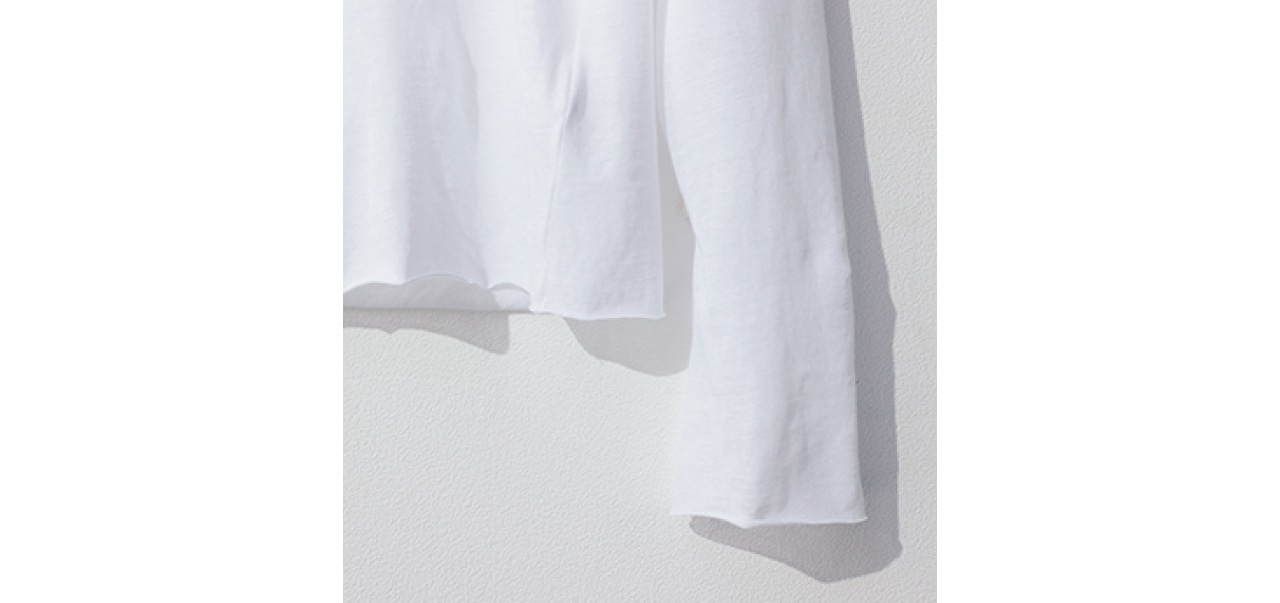 衿ぐり、袖口、裾は断ち切り仕様。このさりげないディテールが、シンプルコーデをワンランク上に導く要因。