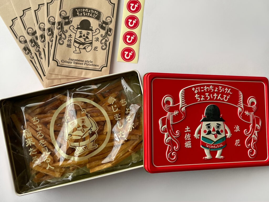 なにわちょろけんのちょろけんぴ缶。小分け袋と「ぴ」シールが各5枚ずつ入っていて、お裾分けに便利。