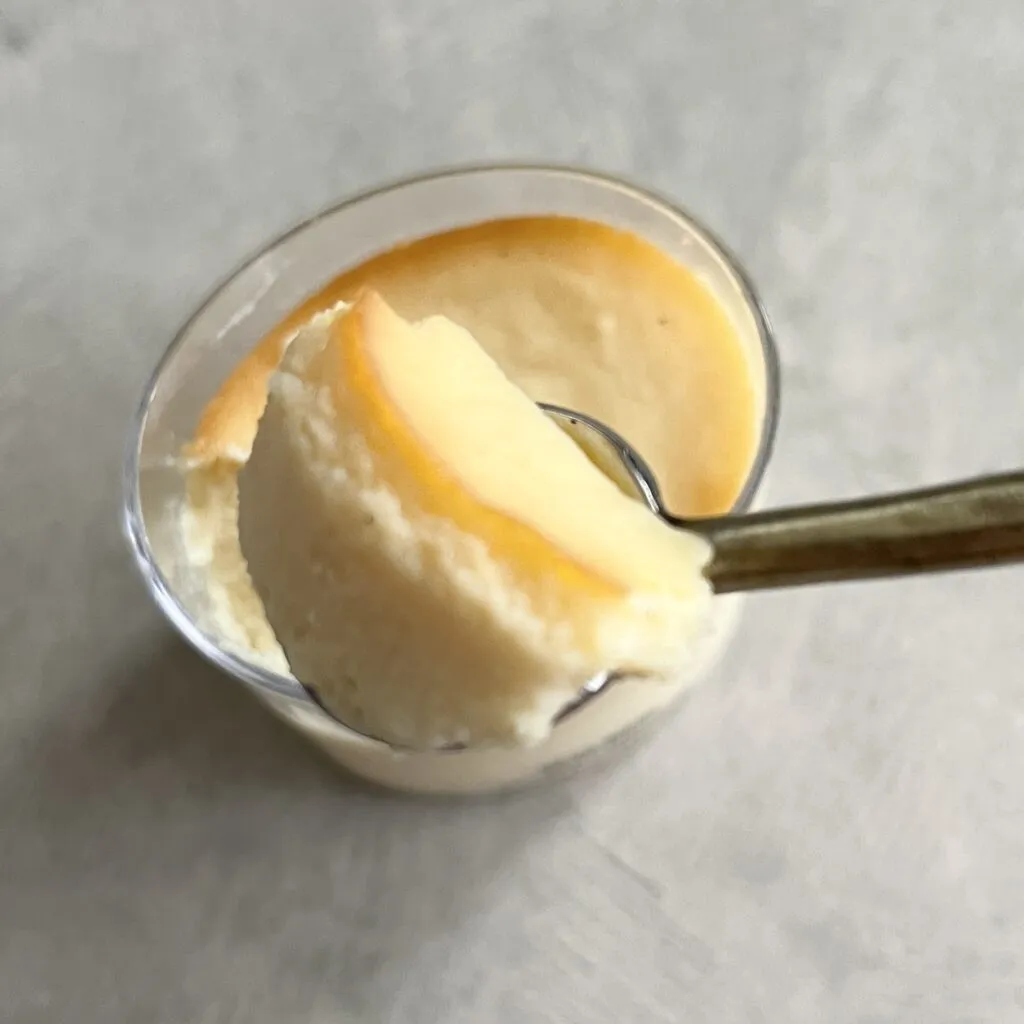 Mr. CHEESECAKE「Haneda Assortment」Classicをすくったところ