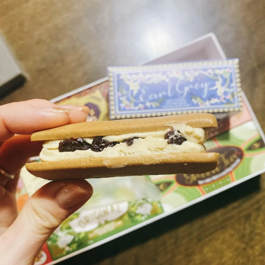 フフナーゲル「バタークリームサンド」アールグレイ側面