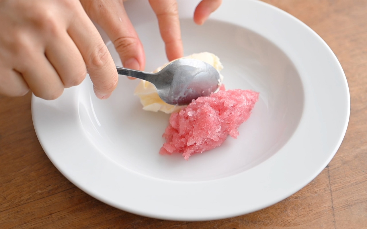 ④を冷凍庫から取り出し、器に盛り付け、ミルクアイスを添えて完成！