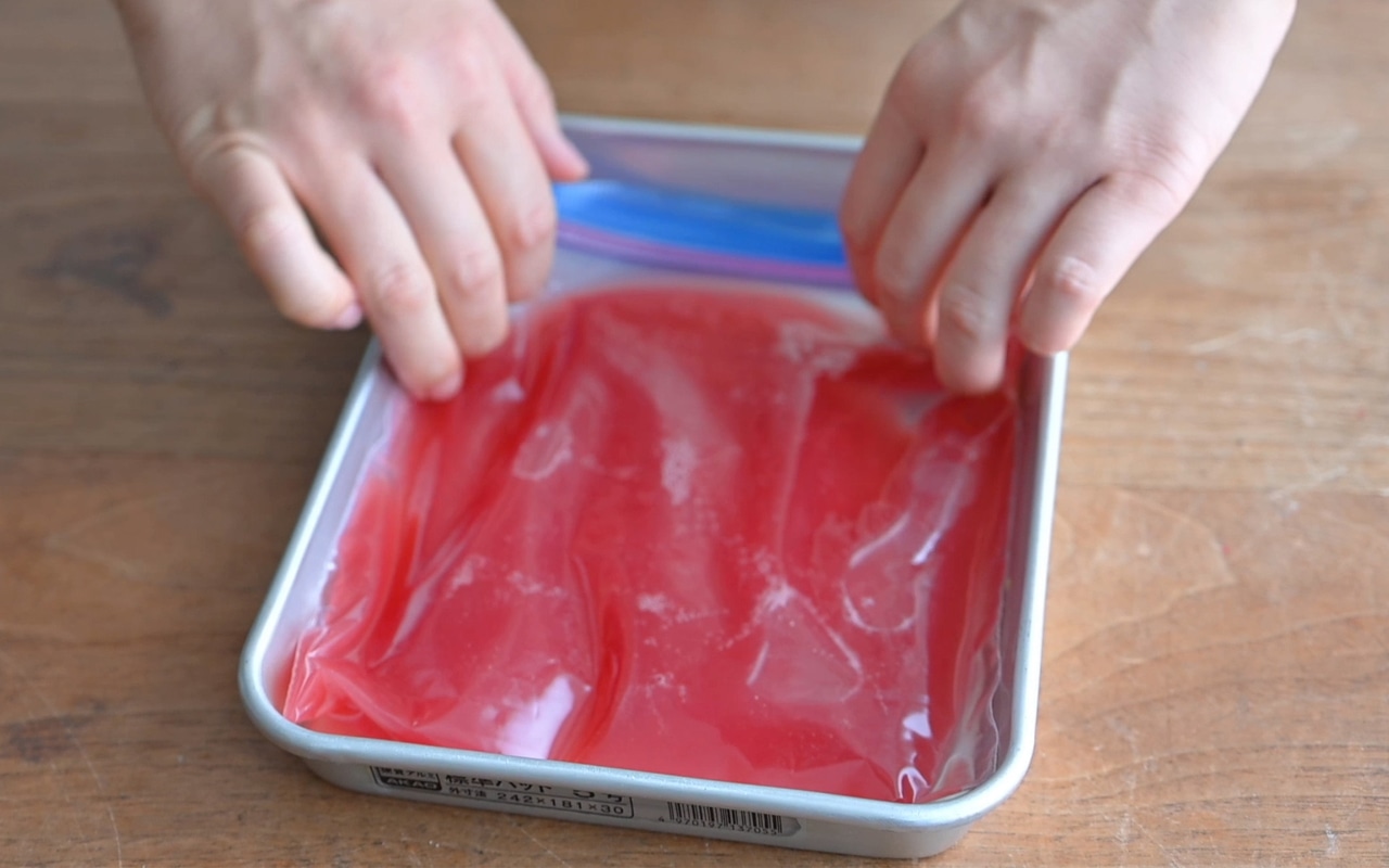 ②を厚手のジッパー袋に入れて、バットなどの上に置き、冷凍庫で２時間冷やし固める
