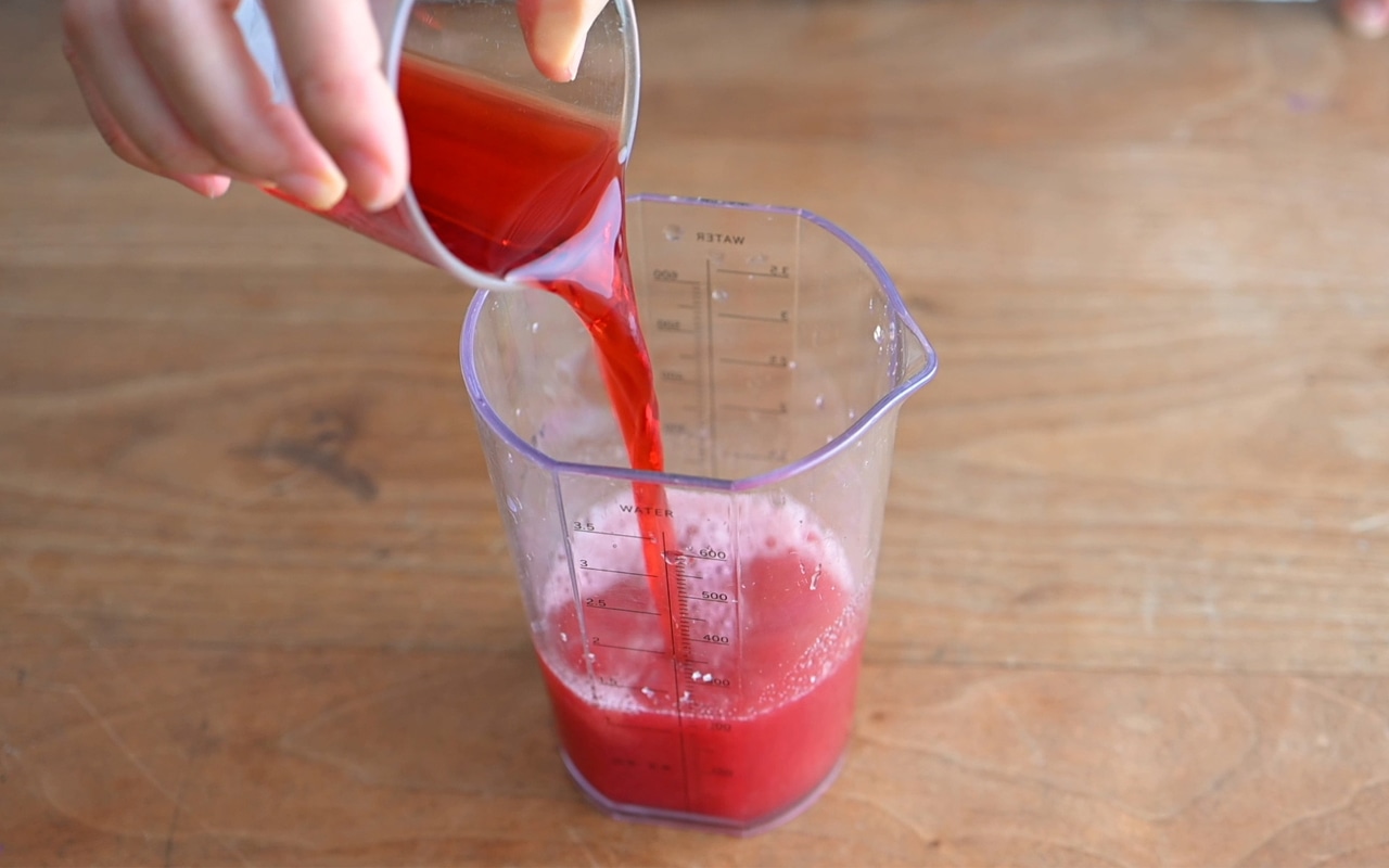 冷ましたローズヒップ＆ハイビスカスティーを加え軽く混ぜる