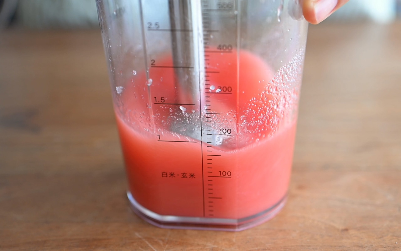 ①に砂糖を加え、ハンドブレンダーでなめらかにする。