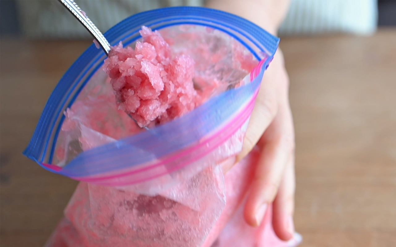 全体的にグラニテ状になったら、もう一度バットの上に置き、さらに15分ほど冷凍庫に入れる。