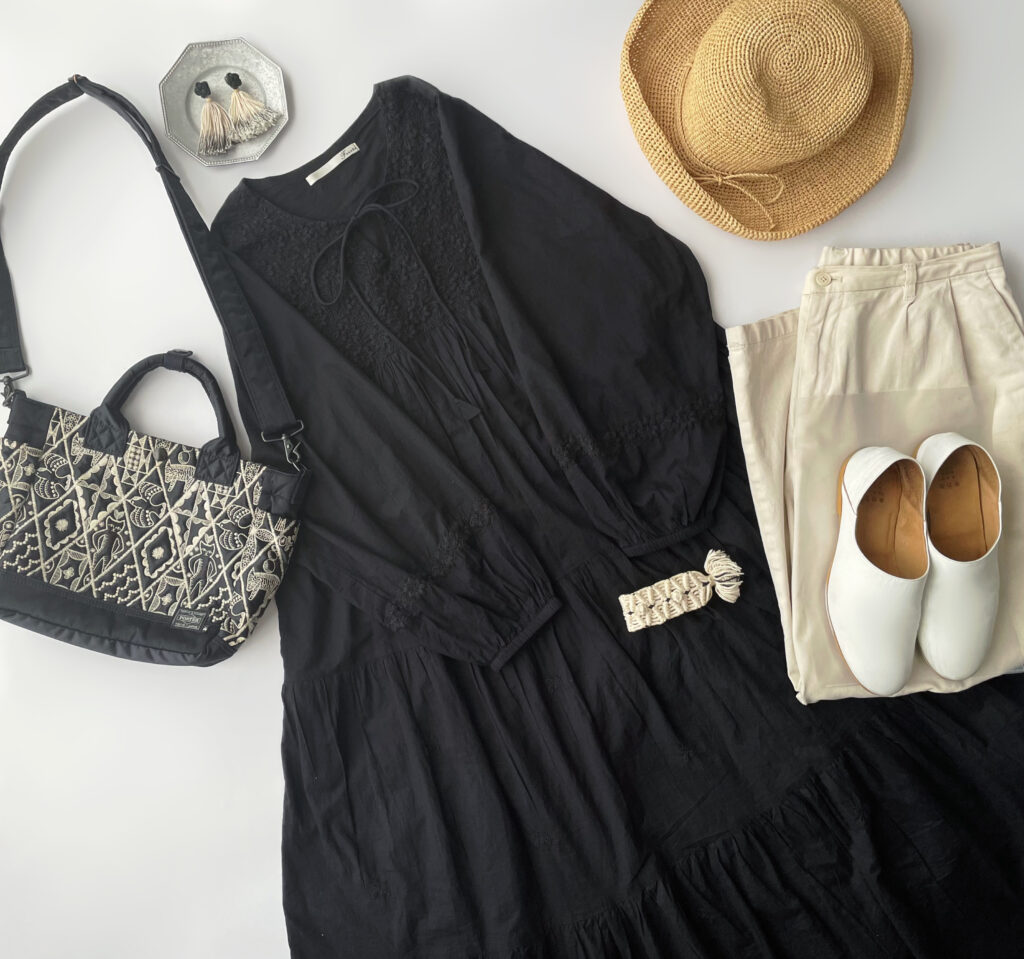 40代女性の2025年8月初旬コーデのフラットレイ画像【その4】