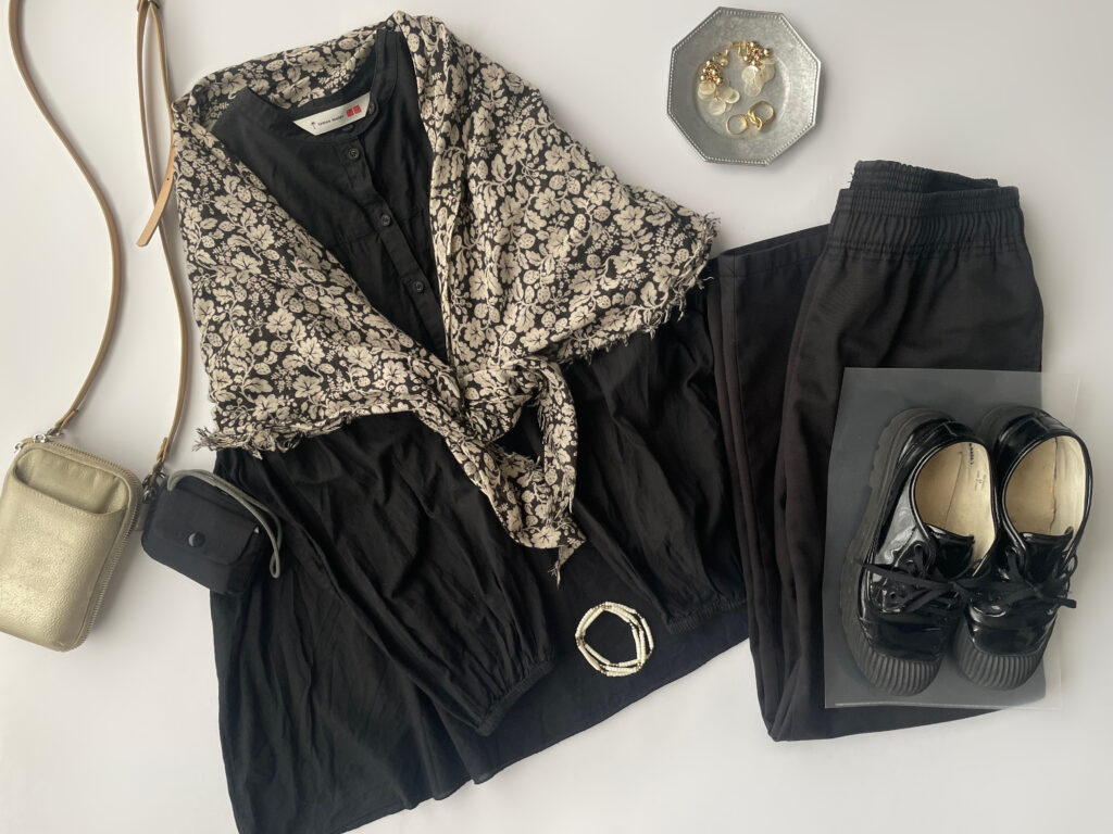 40代女性の2025年8月初旬コーデのフラットレイ画像【その3】