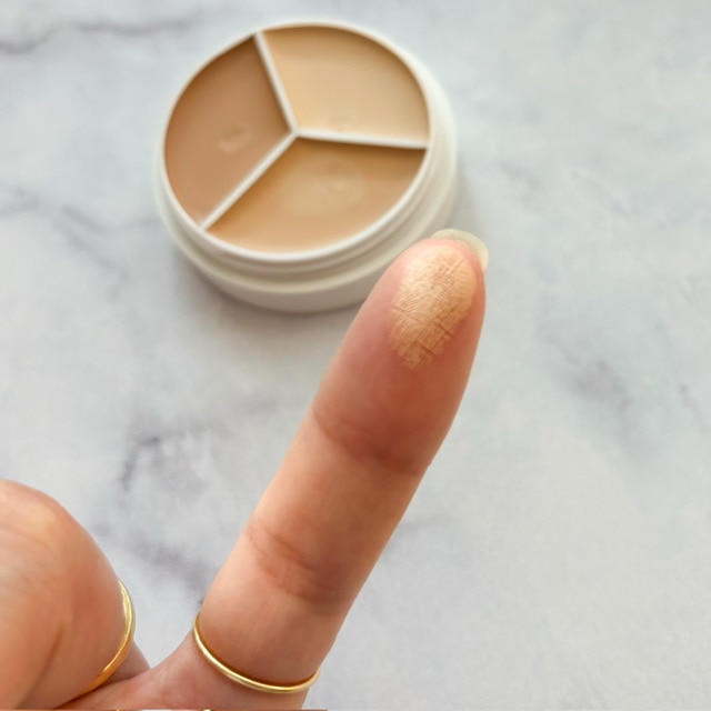 【tfit】カバーアッププロコンシーラーを指にとった写真