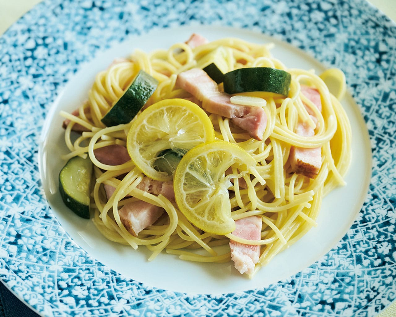レモンのほろ苦さが大人っぽいアクセントに「ガーリックレモンパスタ」レシピ／近藤幸子さん