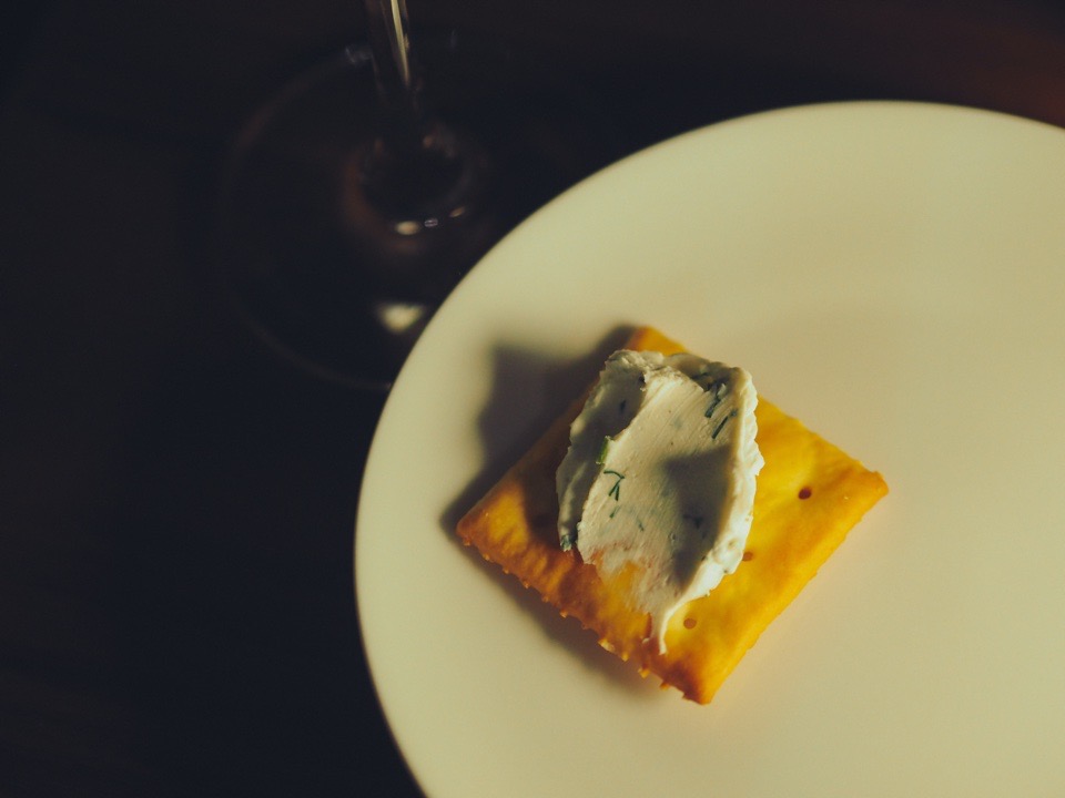 クラッカーにクリームチーズをのせたところ