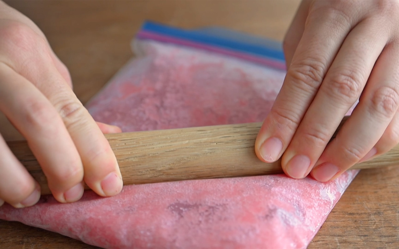 麺棒で押すようにしながら砕く