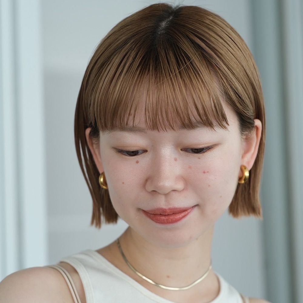 シンプル＆簡単スタイリングで華やかな、ハイトーンのぷつっとウェットボブ　アザーカット01