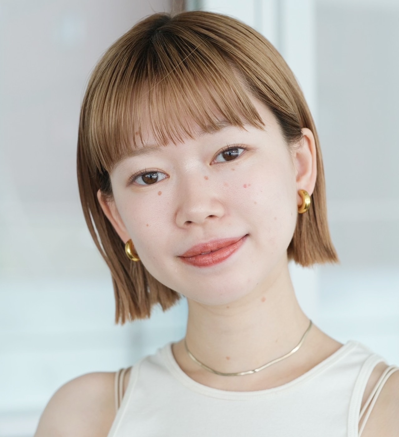 シンプル＆簡単スタイリングで華やかな、ハイトーンのぷつっとウェットボブ　メインカット