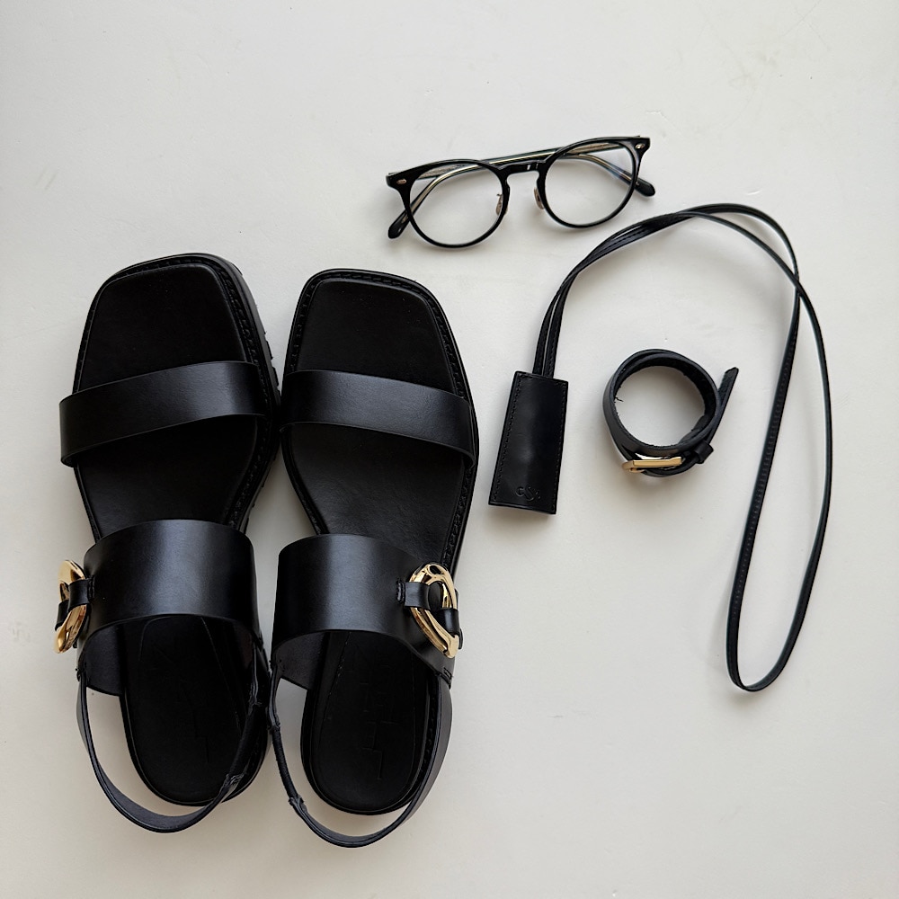 眼鏡、サンダル、ネックレス、バングル（LEE100人隊のお気に入り黒小物）