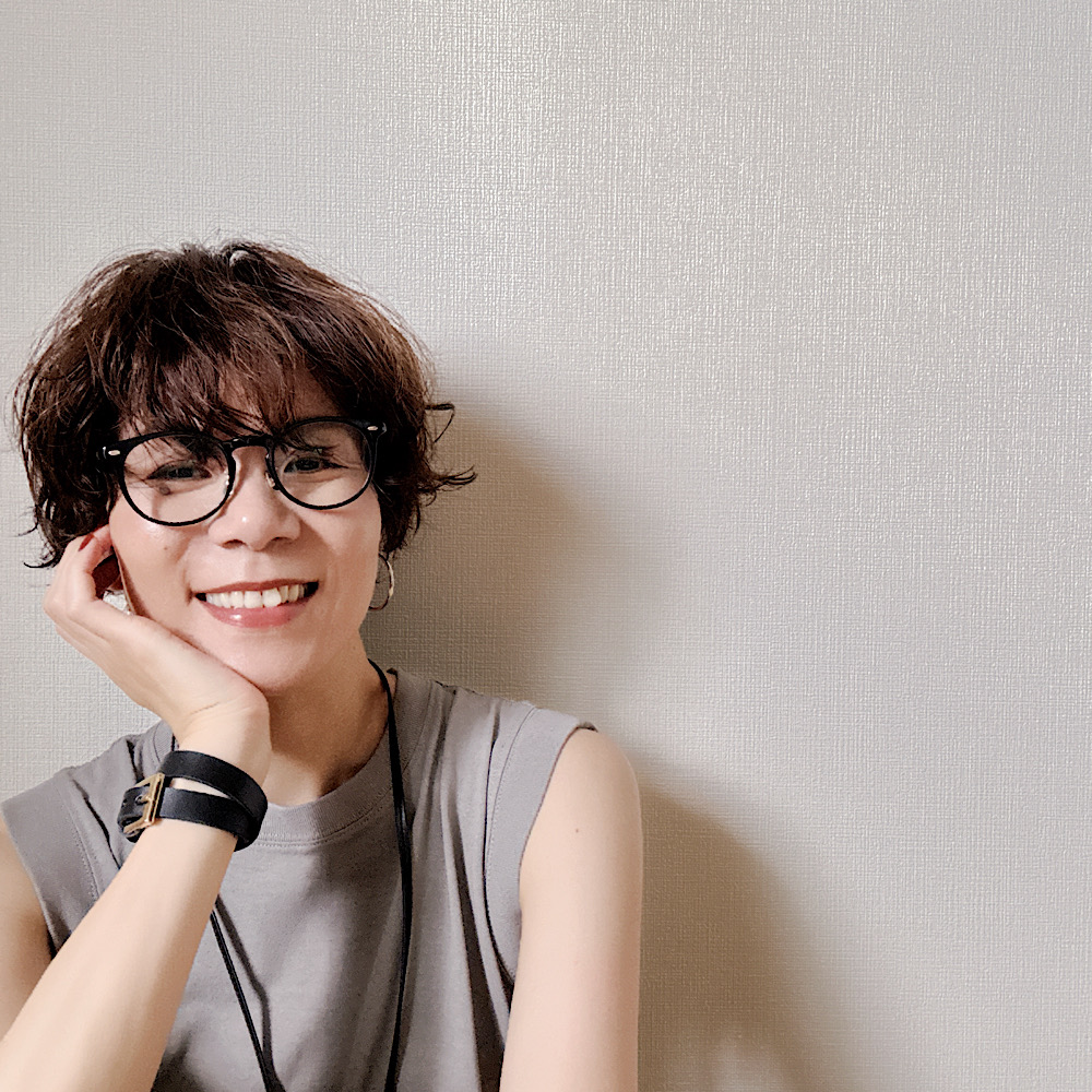 黒の眼鏡とアクセサリーを身につけたLEE100人隊