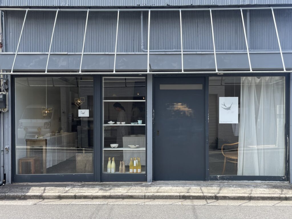 グリスーリ（gris souris）外観。2025年8月撮影。