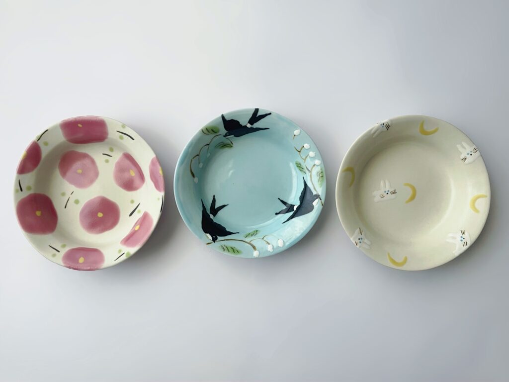 石木文さん作陶の、同じ大きさの深皿を3つ、デザイン違いで並べてみた写真