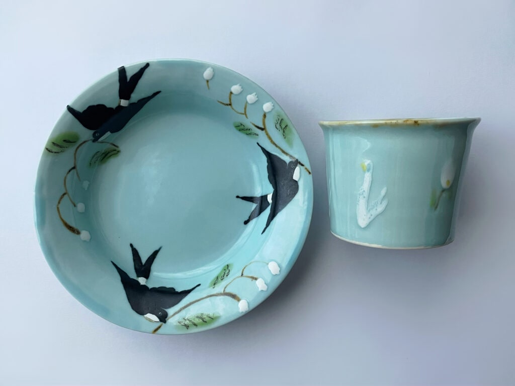 石木文さん作陶の器、水色の釉薬のカップと深皿。