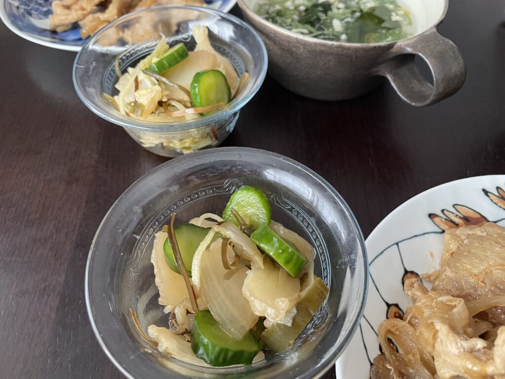 コウケンテツさんのレシピの「白菜ときゅうりの簡単おしんこ」を40代主婦が作ってみて、ファイヤーキングのサファイヤブルーのボウルに入れて盛り付けた様子。