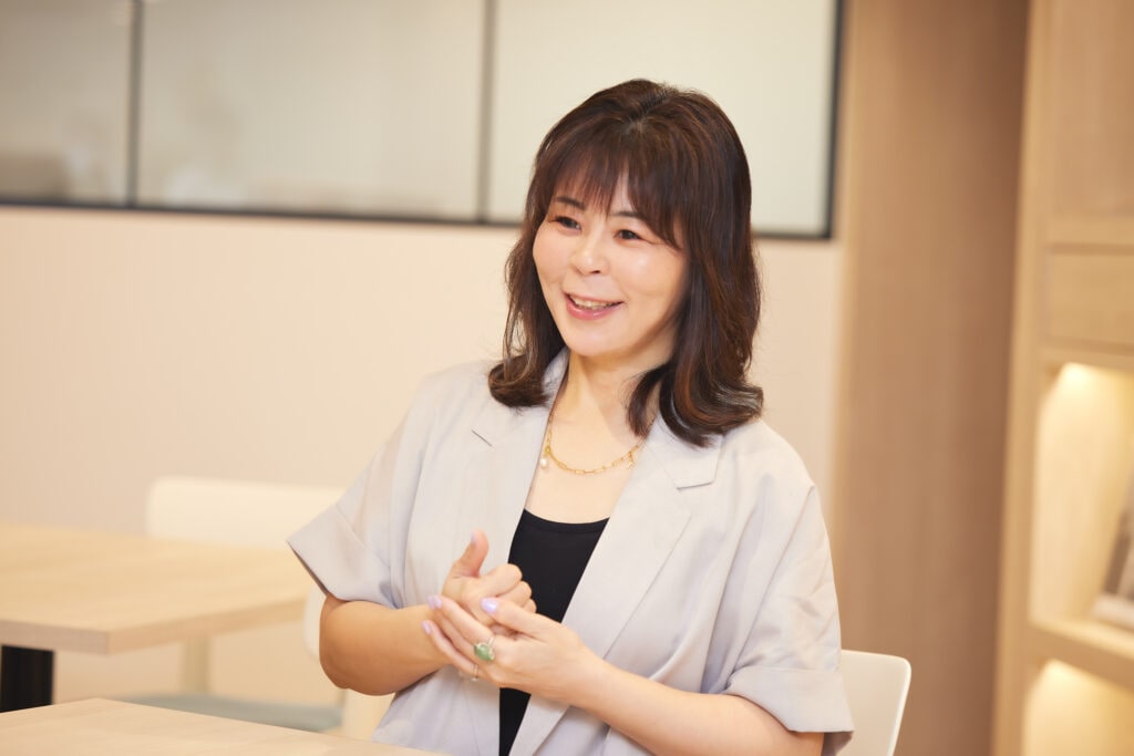 高殿円さんがインタビューを受けている様子