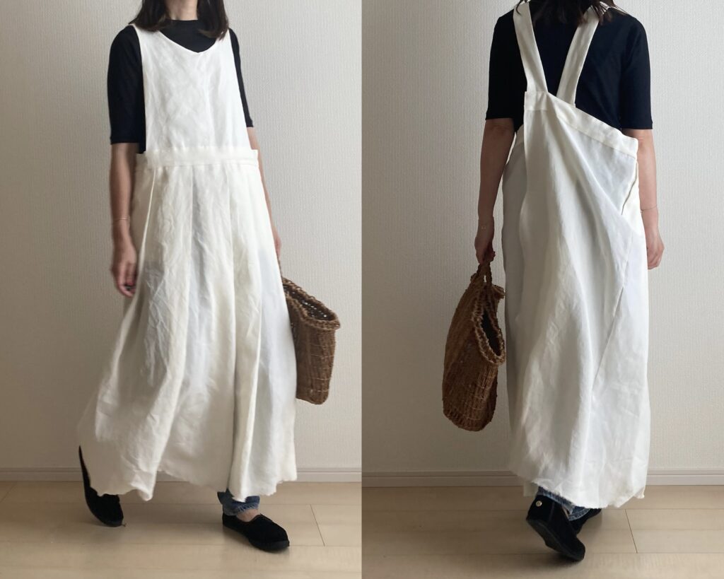 40代女性のかぶるだけの便利なエプロンを着た姿