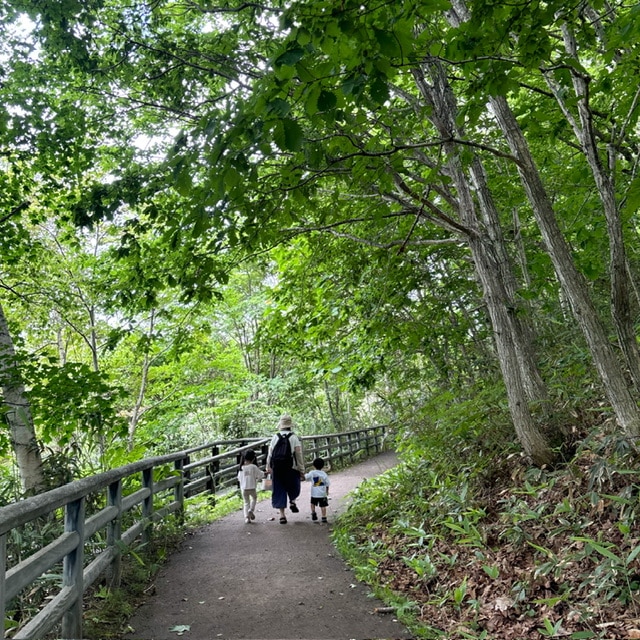 滝野すずらん公園内の小道を歩く子ども達の写真