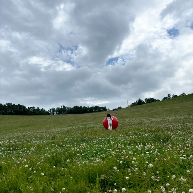 滝野すずらん公園内で遊ぶ娘の写真