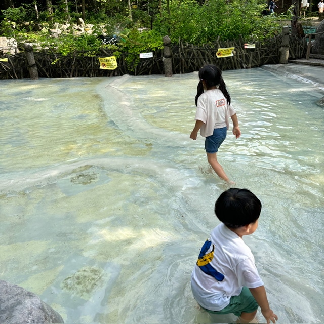 滝野すずらん公園内のビーバープールで遊ぶ子供たちの写真