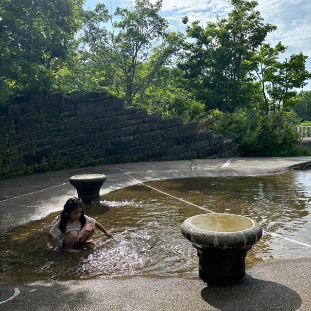 滝野すずらん公園内の森のせせらぎという小川で遊ぶ娘の写真