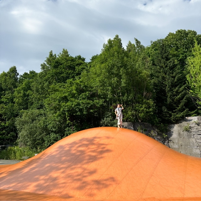 滝野すずらん公園内のオレンジエッグで遊ぶ娘の写真
