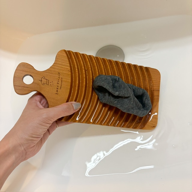 とみおかクリーニングで購入した洗濯板を使用しているときの写真