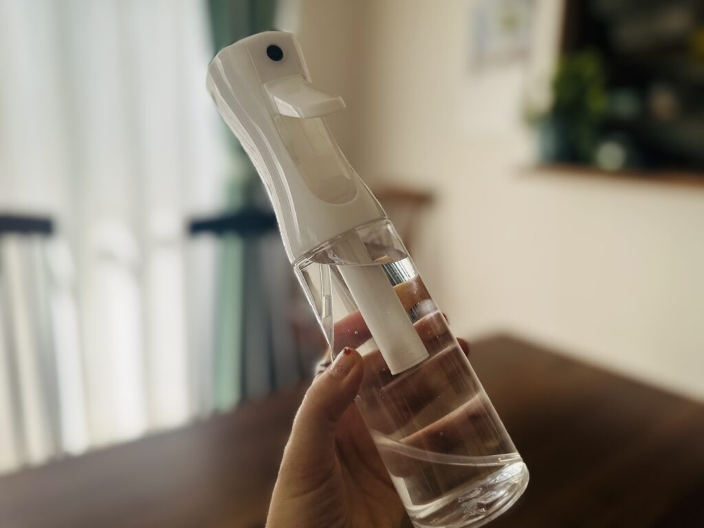 化粧水を入れたスプレーボトル