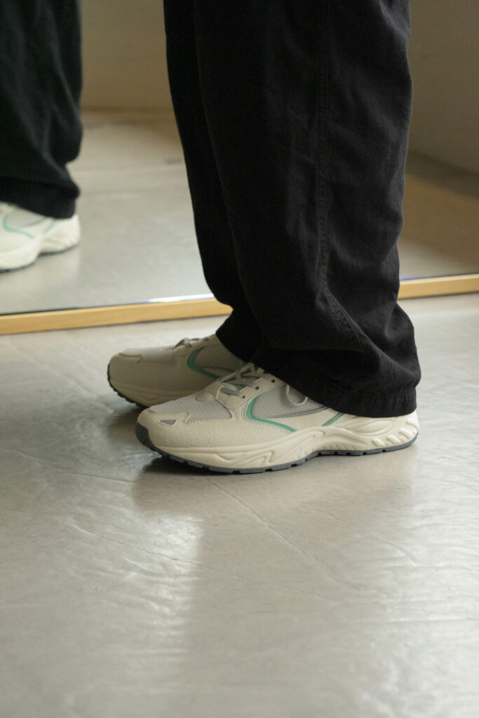 ET054 STUDEN TFに黒いパンツをあわせたコーデ