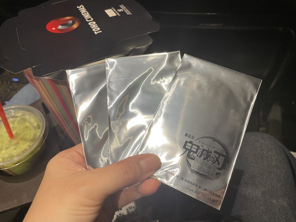 映画『劇場版 鬼滅の刃 無限城編第一章 猗窩座再来』来場者特典第2弾、クリアカード3人分。銀色の外袋の写真