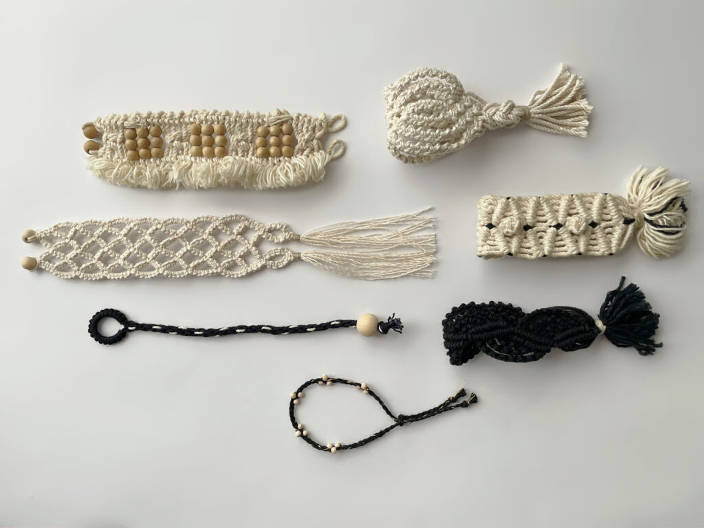 Tamiさんのマクラメ編みのバングルやブレスレット、ミサンガを並べた写真
