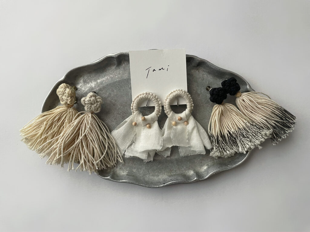 Tamiさんのマクラメ編みや結びの技法で作られたイヤリングを3種類並べた写真。