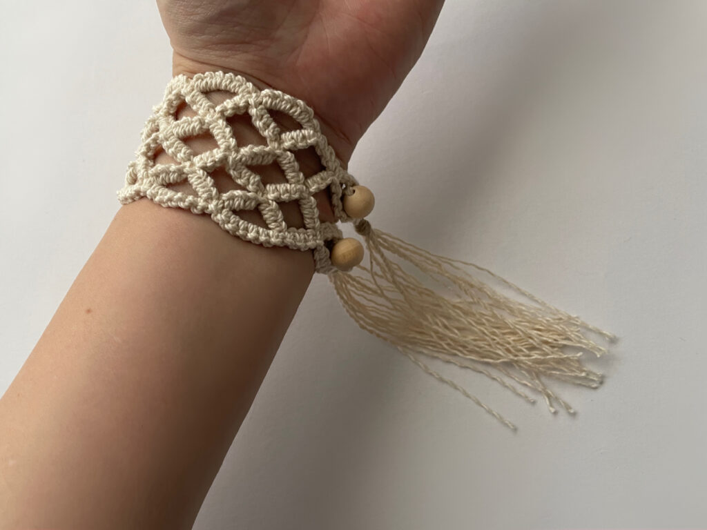 Tamiさんのマクラメ編みのアクセサリー“W nettsu”を手首につけてみた写真