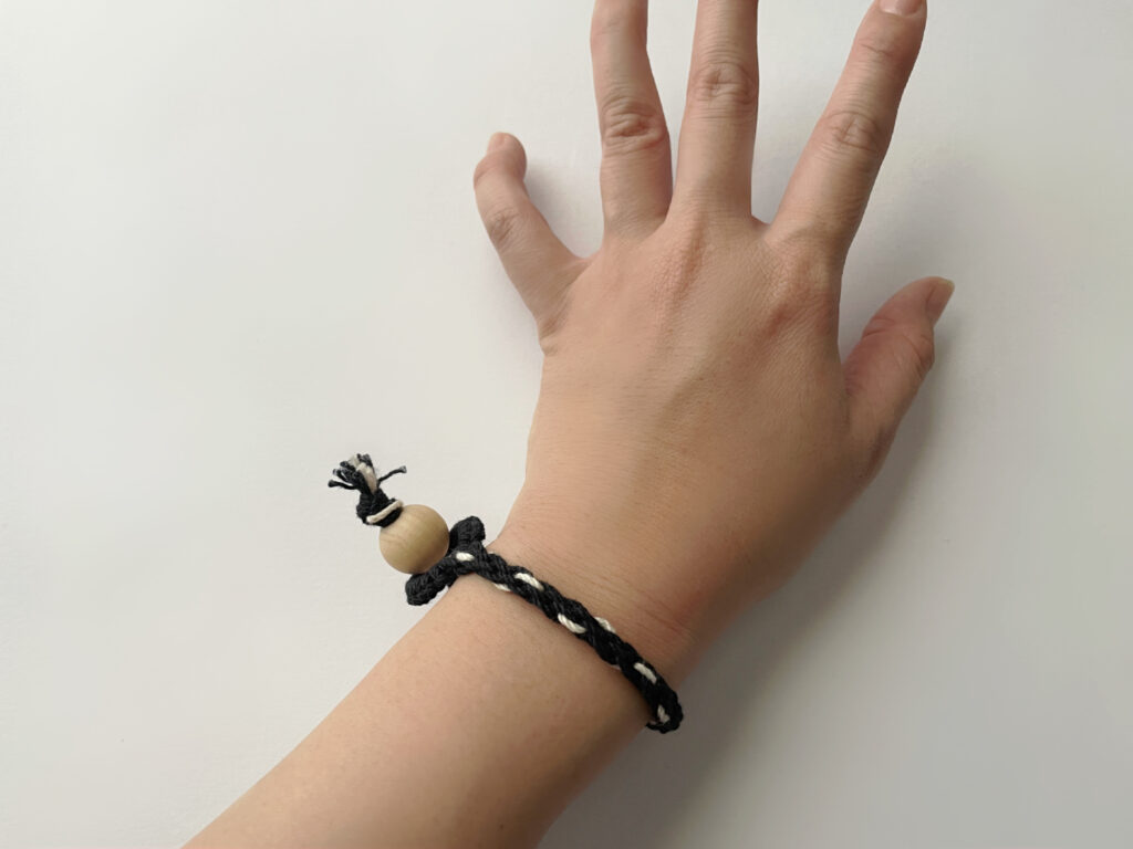 Tamiさんのマクラメ編みのアクセサリーyouchu（黒）を手首に付けてみた写真