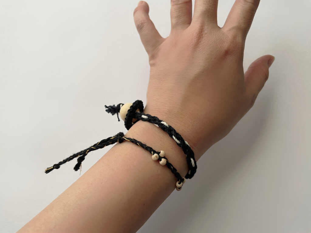 Tamiさんのマクラメ編みのアクセサリー、nankinhaze（黒）とyouchu（黒）を重ねづけした手首写真。