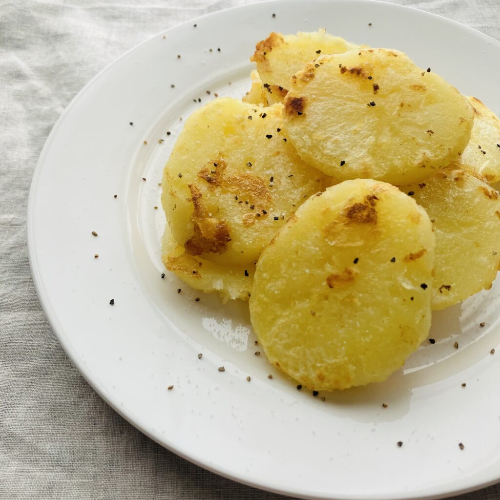 【LEEレシピ】栗原はるみさん「じゃがいものカリカリソテー」レシピは、おやつにも！