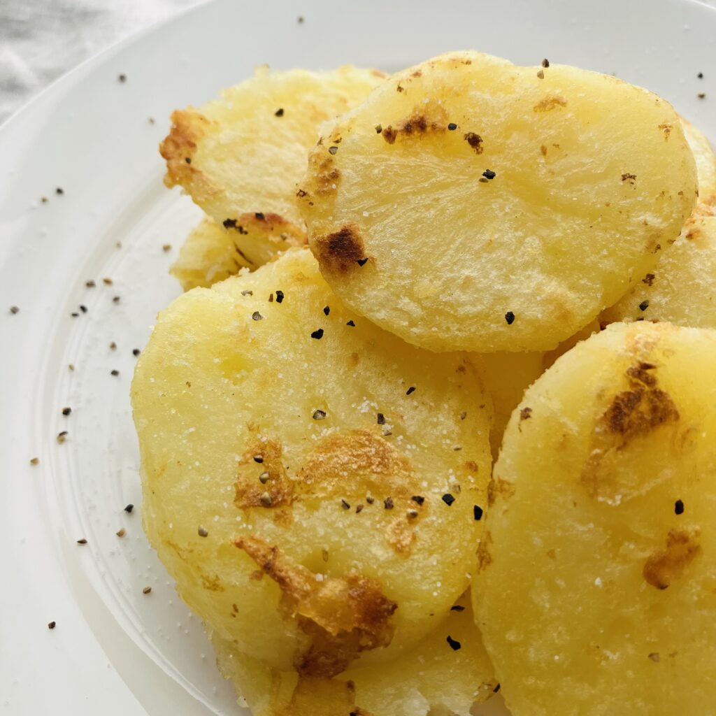 【LEEレシピ】栗原はるみさん「じゃがいものカリカリソテー」レシピは、おやつにも！