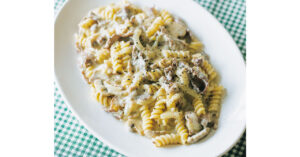 小麦粉のとろみを上手に活用！「ビーフストロガノフ風パスタ」レシピ／今井 亮さん