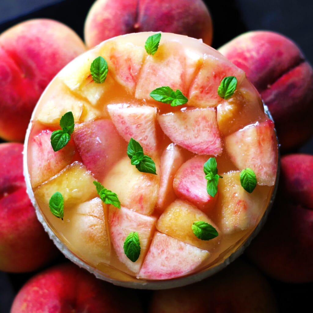 桃のレアチーズタルト　金沢の桃　完成　ミント　上から