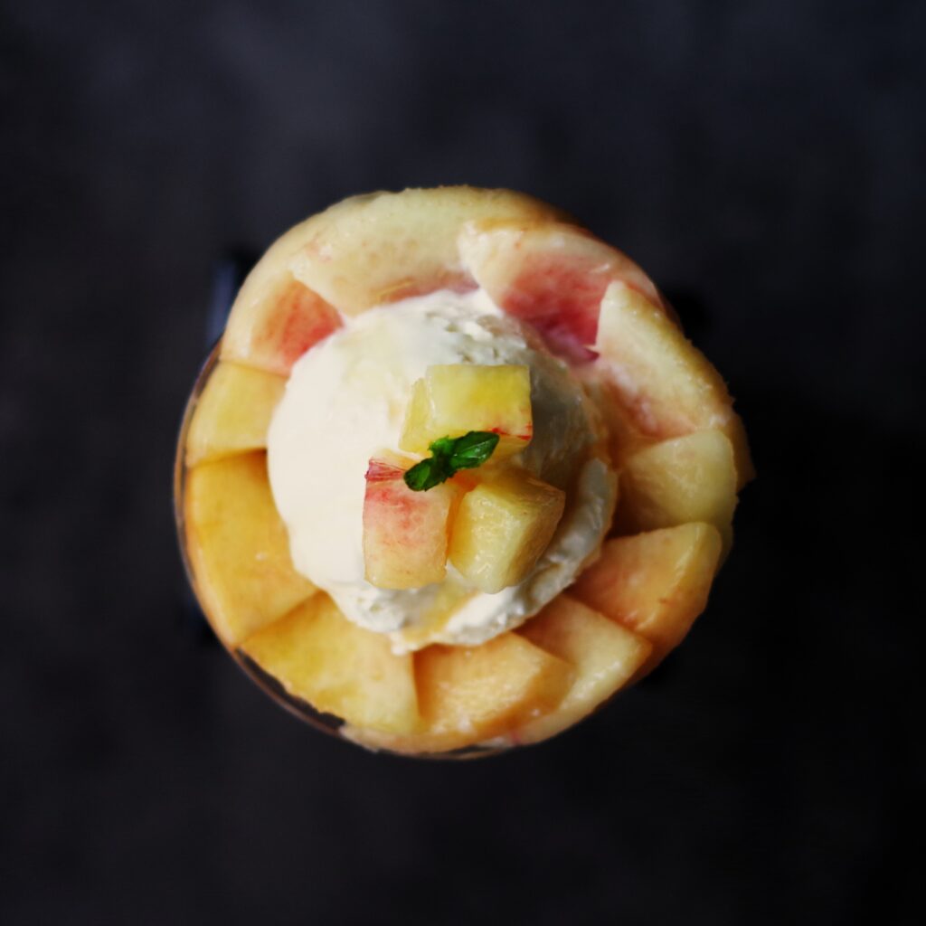 桃のパフェ　上から　金沢の桃
