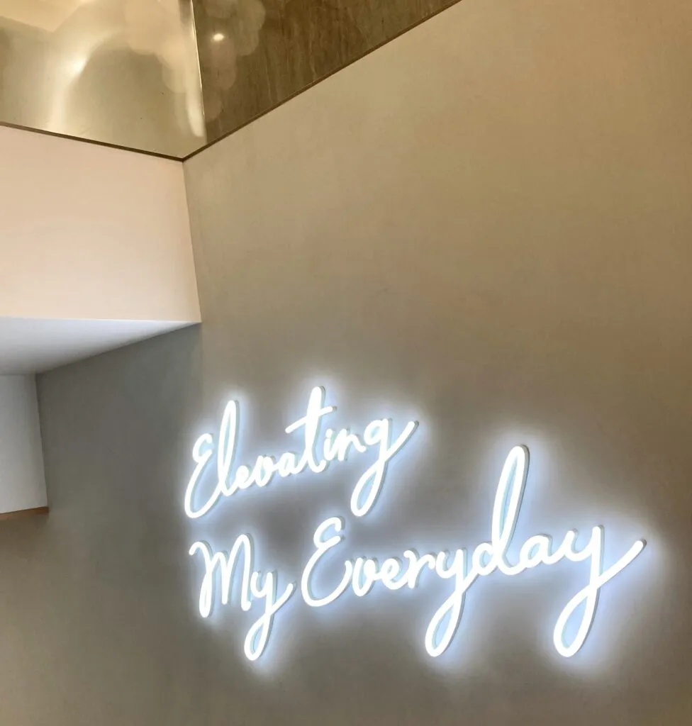 GODIVA café　店内　ネオンサイン