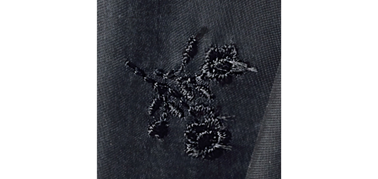 生地と同色の糸で施された花柄の繊細な刺しゅう入り。上品でフェミニンなムードを演出してくれます。