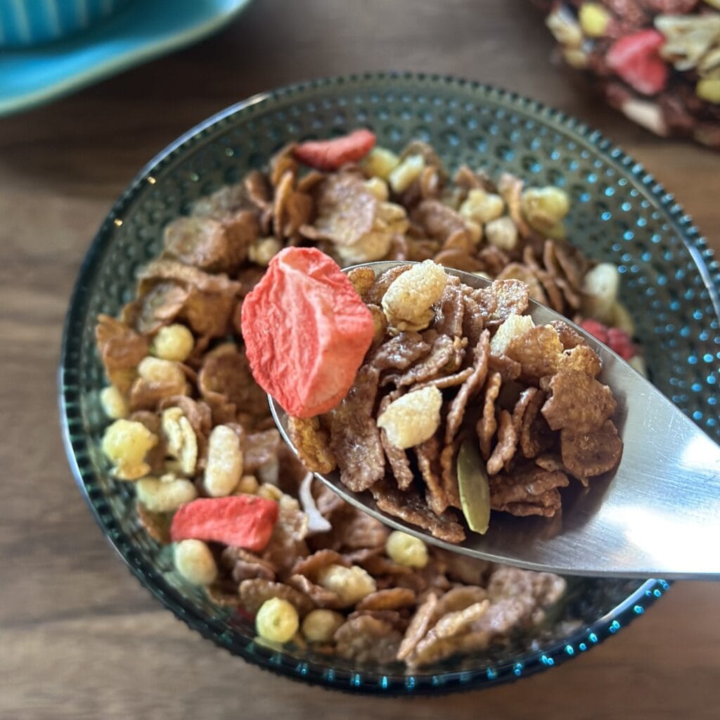 ケロッグの「素材まるごとグラノラ 脂質70%オフ 華やぐフルーティショコラ」