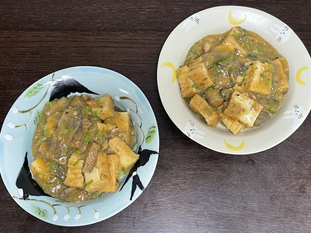 40代主婦が「サバみそ麻婆豆腐」を作ってみた写真【その1】。石木文さん作陶のツバメ柄やウサギ柄のボウルに盛り付けしている。