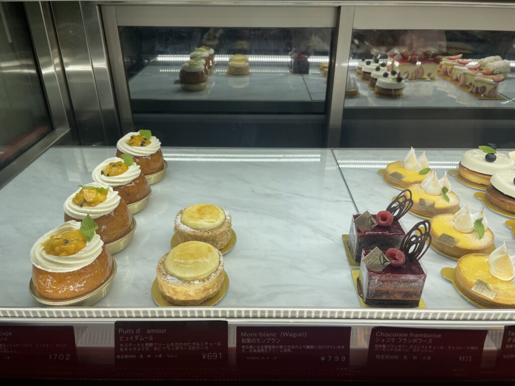 アディクト・オ・シュクル（Addict au Sucre）のショーケース内のケーキ写真【その4】